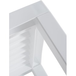 Mesa con vistas al océano blanco