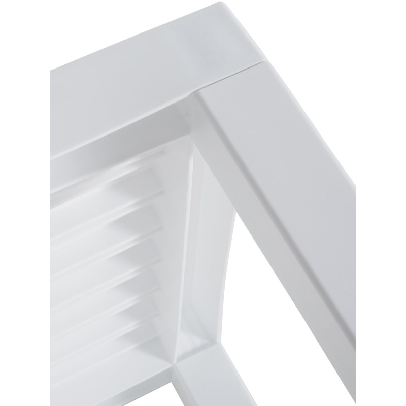 Mesa con vistas al océano blanco