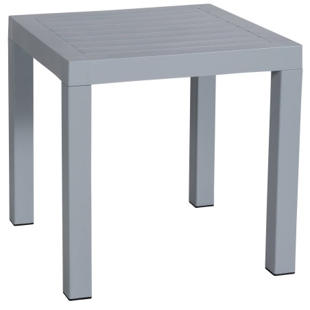 Mesa junto al océano gris