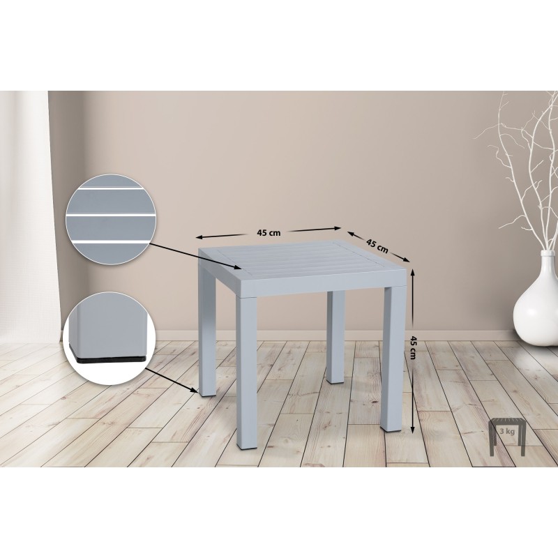 Mesa junto al océano gris