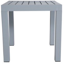 Mesa junto al océano gris