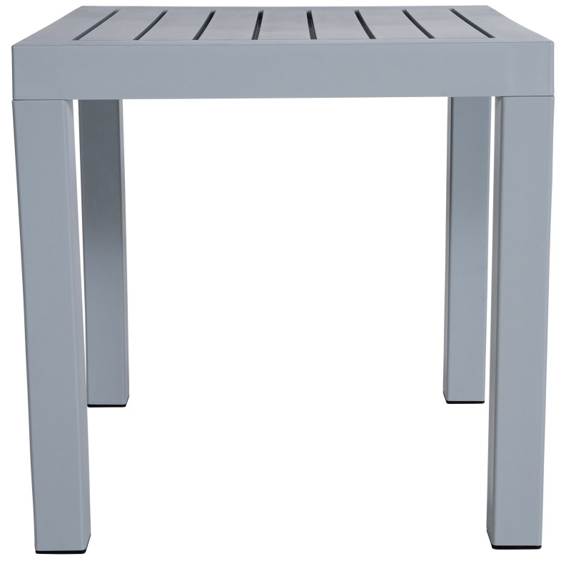 Mesa junto al océano gris