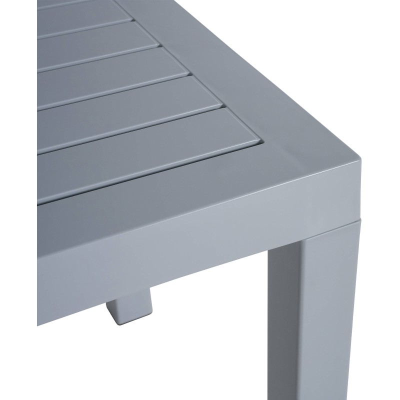 Mesa junto al océano gris