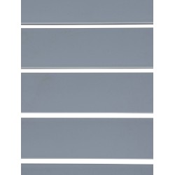 Mesa junto al océano gris