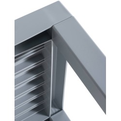 Mesa junto al océano gris