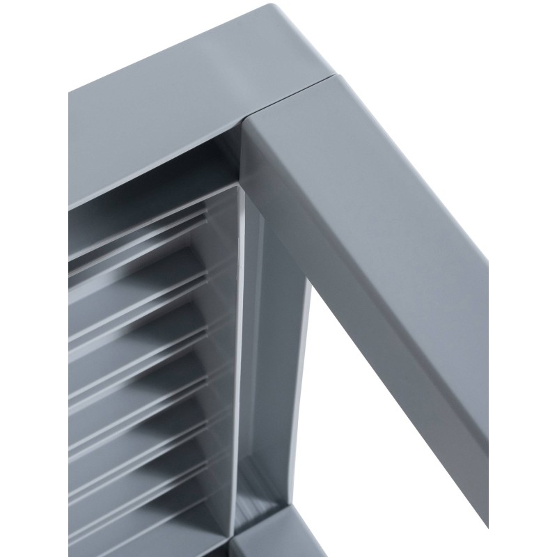 Mesa junto al océano gris