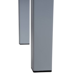 Mesa junto al océano gris