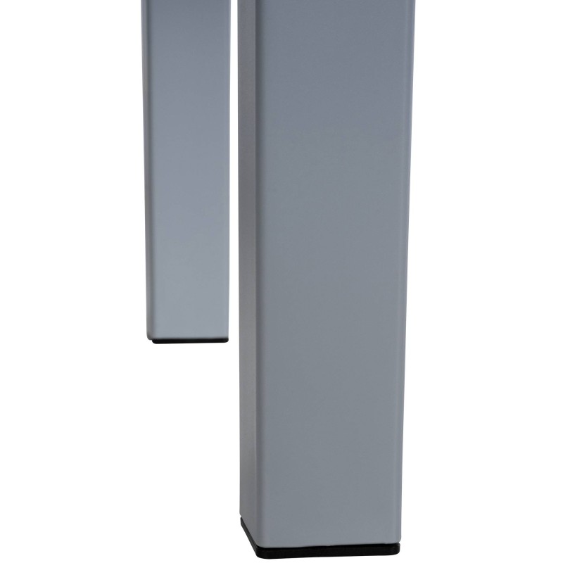 Mesa junto al océano gris