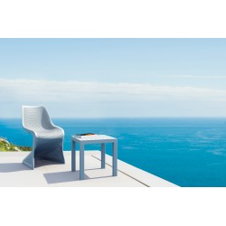 Mesa junto al océano gris