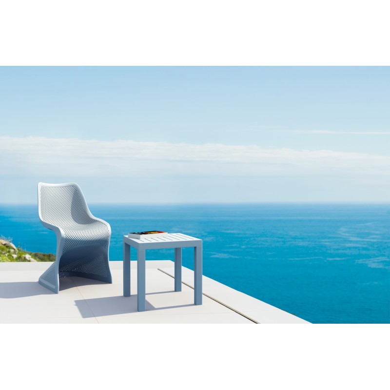 Mesa junto al océano gris