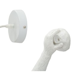 Aplique de pared White Monkey – Elegancia contemporánea 32x32x64 cm