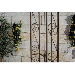 Arco de rosas con portal Sina marrón antiguo