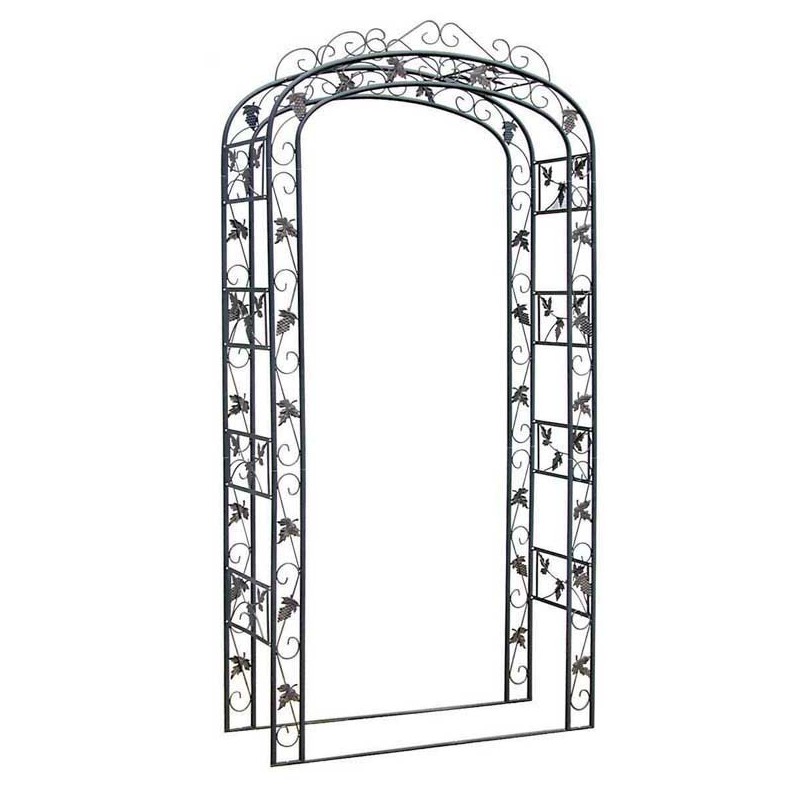 arco adornado con rosas negras