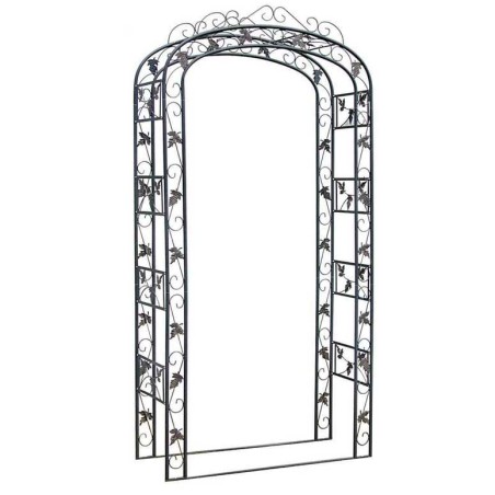 arco adornado con rosas negras