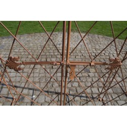 Arco de rosas con puerta Melissa marrón antigua