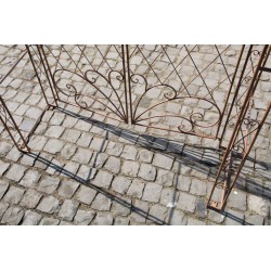 Arco de rosas con puerta Melissa marrón antigua