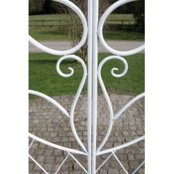 Arco de rosas con puerta Melissa blanca antigua