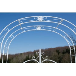 Arco de rosas con puerta de Melissa blanca