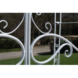 Arco de rosas con puerta de Melissa blanca