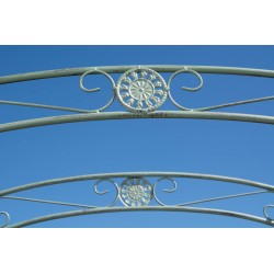 Arco de rosas con puerta Melissa verde antigua