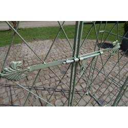 Arco de rosas con puerta Melissa verde antigua