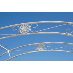 Arco de rosas con puerta Melissa color crema antigua