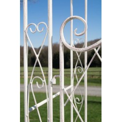 Arco de rosas con puerta Melissa color crema antigua