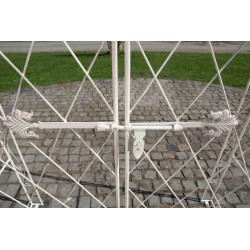 Arco de rosas con puerta Melissa color crema antigua