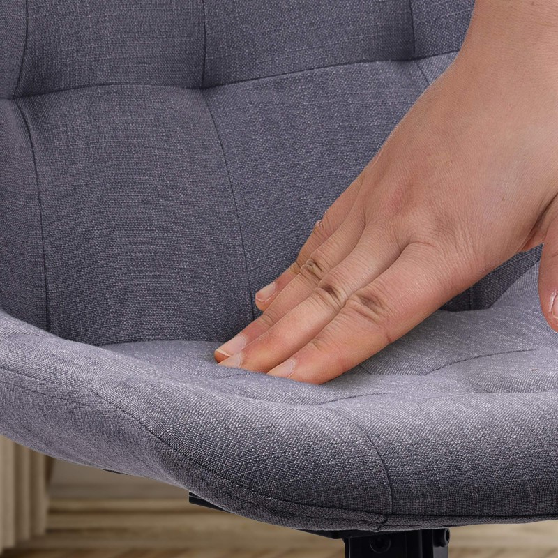 Silla de comedor Merna, tapizada en tela gris oscuro.