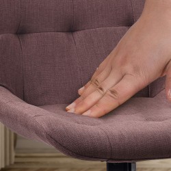 Silla de comedor Merna, tapizada en tela marrón.