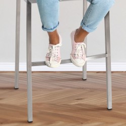 Taburete de bar Damaso E tapizado en tela con base de 4 patas en color gris titanio.