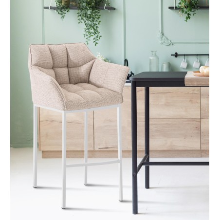 Taburete de bar Damaso tapizado en tela blanca, con base de cuatro patas. Color marfil.