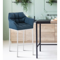 Taburete de bar Damaso tapizado en tela blanca, con base de cuatro patas. Azul