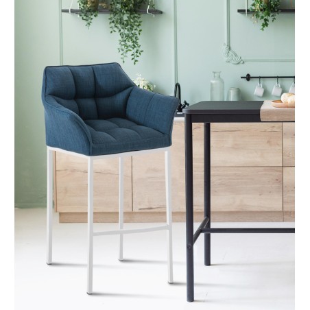 Taburete de bar Damaso tapizado en tela blanca, con base de cuatro patas. Azul